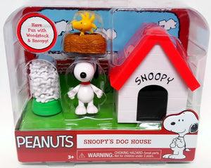 Peanuts Snoopy's Dog House w Woodstock 2015 Figures